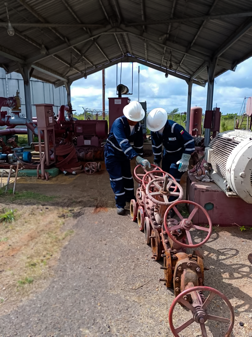 Equipo técnico de TEYCHU trabajando con equipos de protección personal