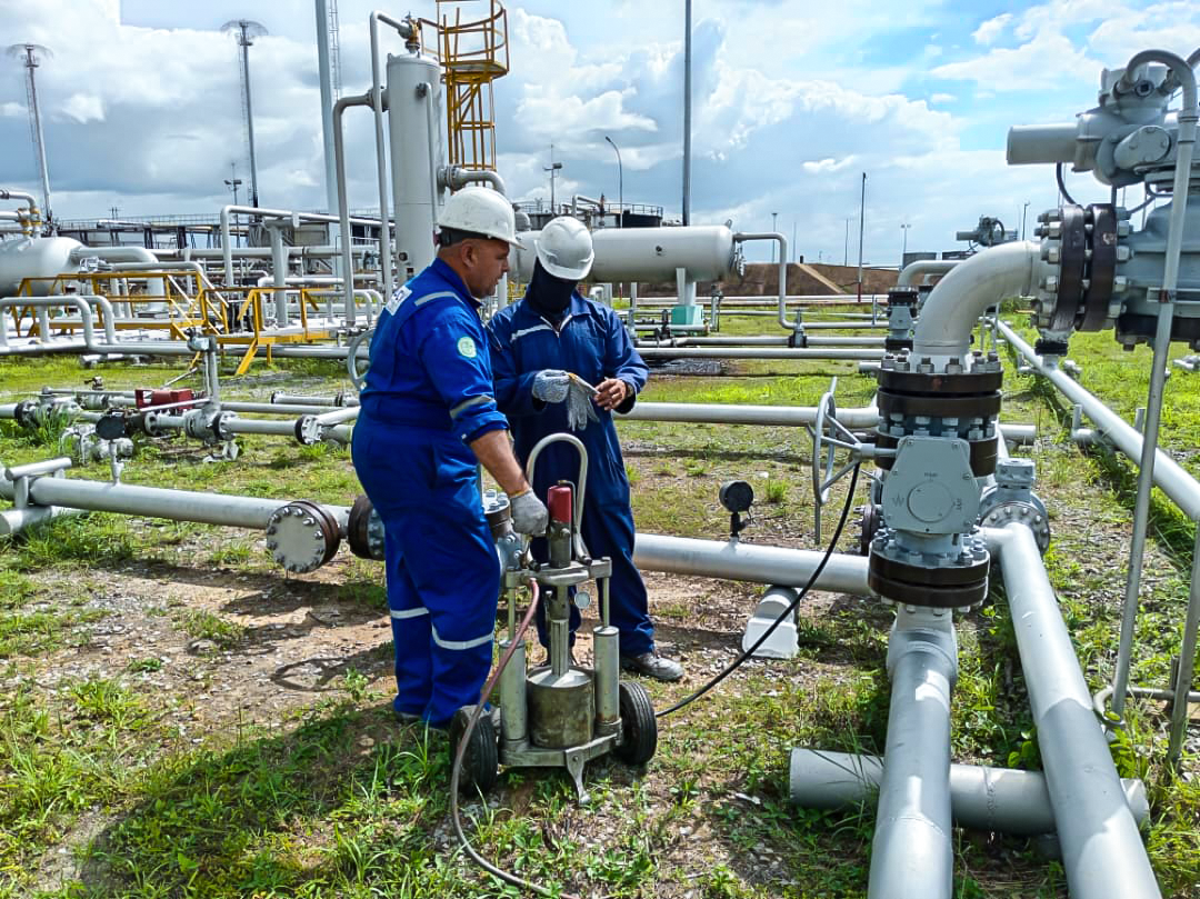 Personal técnico de TEYCHU realizando pruebas en una estación de tuberías